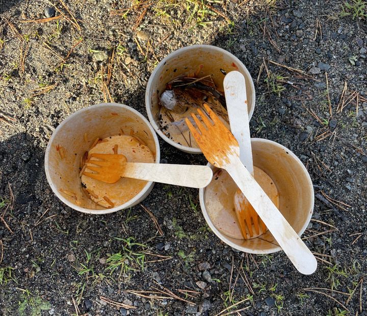 Papp og tregafler: Andelen forsøpling fra produkter i andre materialer enn plast øker.