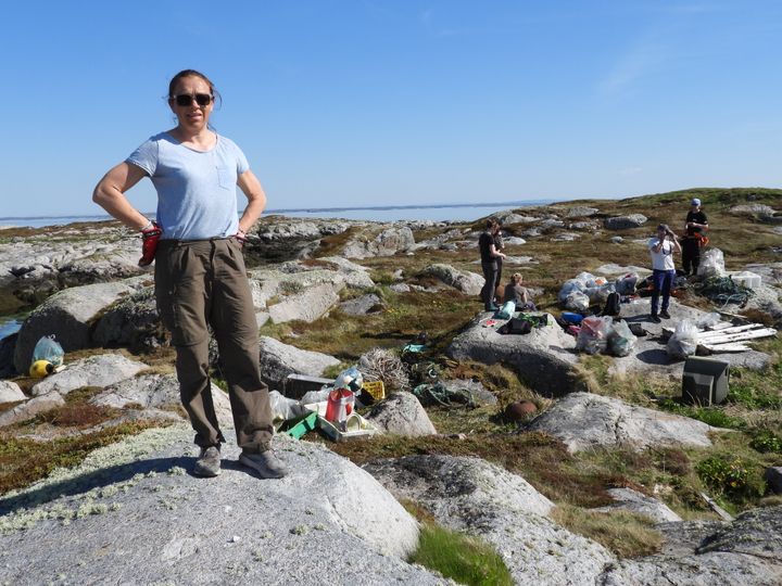 Maria Pettersvik Arvnes på ryddeaksjon på Frøya i Trøndelag. Foto: Jan-Erik Indrestrand / Norges Fiskarlag