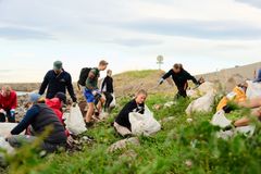 Under Strandryddeuka bidrar titusenvis av frivillige over hele landet-