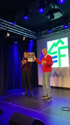 Vandepokal og sjekk: Årets vinner mottar 25 000 kroner fra Stiftelsen Nor-Fishing og den nye vandrepokalen i 100 % resirkulert glass fra Studio Sirkel. Foto: Hold Norge Rent