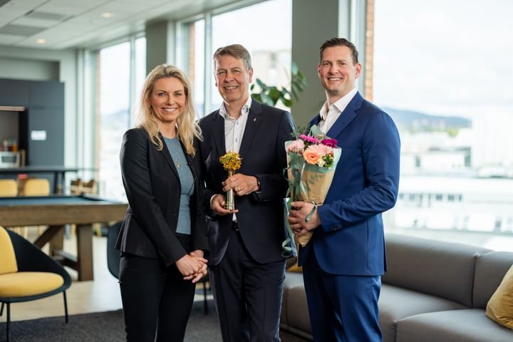 Equinor topper listen over selskaper nordmenn helst vil jobbe for i Randstads nyeste employer brand undersøkelse. Her ved Marianne Hagen (til venstre), administrerende direktør i Randstad, Aksel Stenerud, Executive Vice President People and Organization og Arne Gürtner, Senior Vice President Technology Management, begge fra Equinor