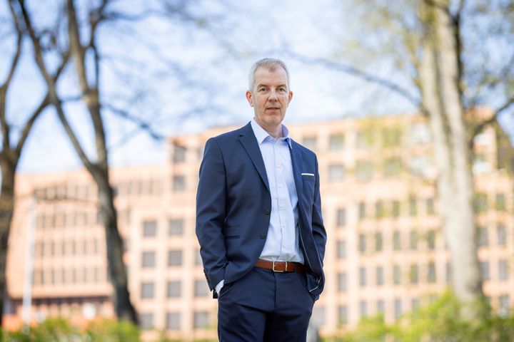 - Det er et alvorlig signal når store yrkesgrupper står utenfor utviklingen. Hvis vi lar KI-omstillingen bli et eliteprosjekt, forsterker vi bare et eksisterende teknologisk klasseskille i norsk arbeidsliv, sier IT- og markedsdirektør i Randstad, Christian Børresen.