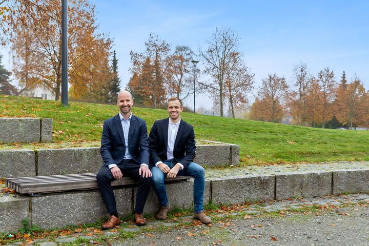 ENORM UTVIKLING: Utleiemegleren Jessheim AS, her ved Tom Fjalestad og Audun Viken Strugstad, samarbeider i dag med flere utbyggere og større eiendomsbesittere i området. De ser at det er en enorm utvikling på Innlandet med mange nye boligprosjekter. Foto: EFKT