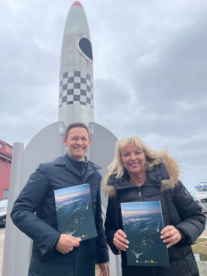 Fredrik Korpe og Monica Ahyee fra Innovasjon Norge viser frem rapporten "Strategic Framework Andøy"