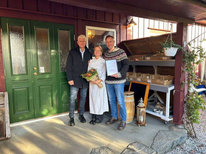 Regiondirektør i Innovasjon Norge i Agder, Sveinung Hovstad sammen med Britt Elisabeth og Øyvind Fossdal fra Størdal Gård.