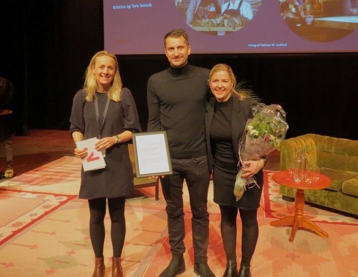 Avdelingsdirektør i Innovasjon Noreg Mari Klokk Leite delte ut prisen til Tore og Kristina Svinvik