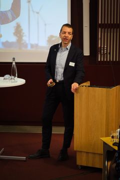 Sverre Alvik, forskningsleder for energiomstilling i DNV, presenterer rapporten Pathway to Net Zero som ble lansert under dialogmøtet som den norske næringslivsdelegasjonen til COP28 hadde invitert til.