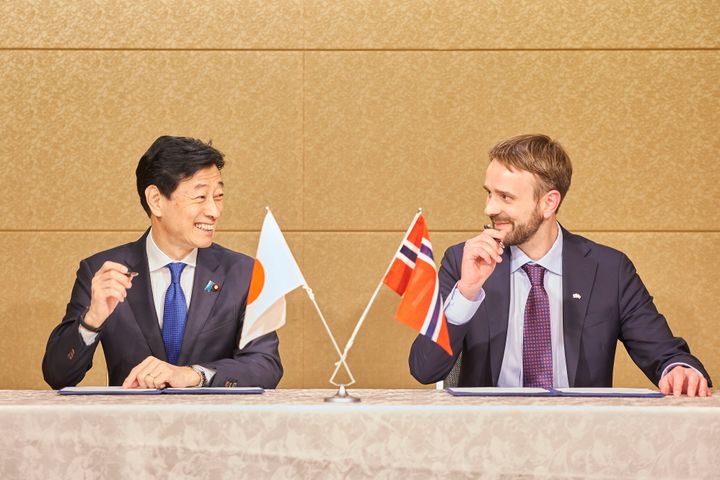Japans minister for økonomi, handel og industri Yasutoshi Nishimura i ferd med å signere avtale med Norges næringsminister Jan Christian Vestre.