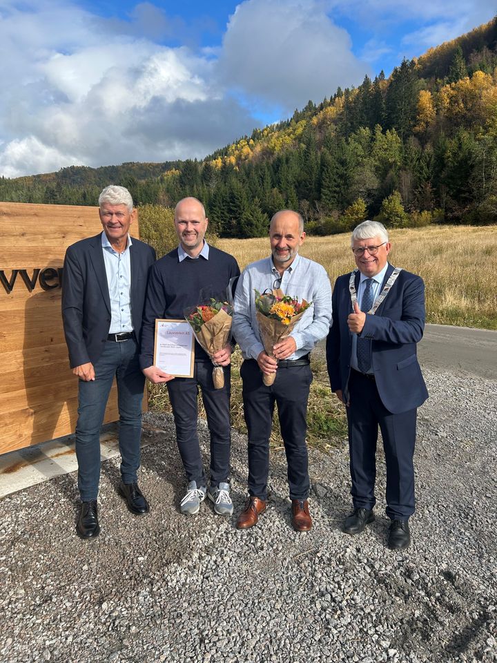 Sveinung Hovstad, eierne Jan Petter Gysland og Trond Hamran, og fylkesordfører Arne Thomassen