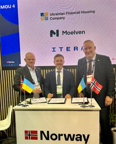 Moelven Byggmodul, ved Frode Henning Killi, signerte med Ukraina Finance Housing Company, i samarbeid med Itera, ved Jon Erik Høgberg.