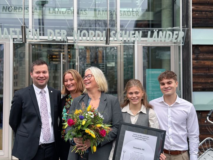 Landbruks- og matminister Geir Pollestad saman med Renate Lunde, Heidi Lunde, Ylva Lunde Barman og Emil Lunde Barman frå Vossabia.