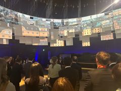 Den norske delegasjonen får omvisning i den nordiske paviljongen.