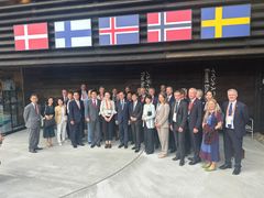Den norske delegasjonen utenfor den nordiske paviljongen