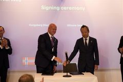 Konserndirektør Anders Rønningen i Kongsberg Discovery signerte avtale med japanske Silicon Sensing.