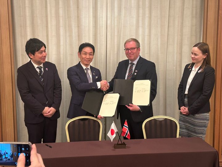 Administrerende direktør for Innovasjon Norge, Håkon Haugli, signerte i dag en samarbeidsavtale med det japanske havvindnettverket FLOWRA. Statssekretær Ragnhild Sjoner Syrstad fra Nærings- og fiskeridepartementet til høyre.
