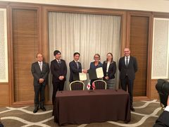 DNV signerte i dag samarbeidsavtale med det japanske havvindnettverket FLOWRA. Sille Grjotheim og Ditlev Engel fra DNV til høyre.
