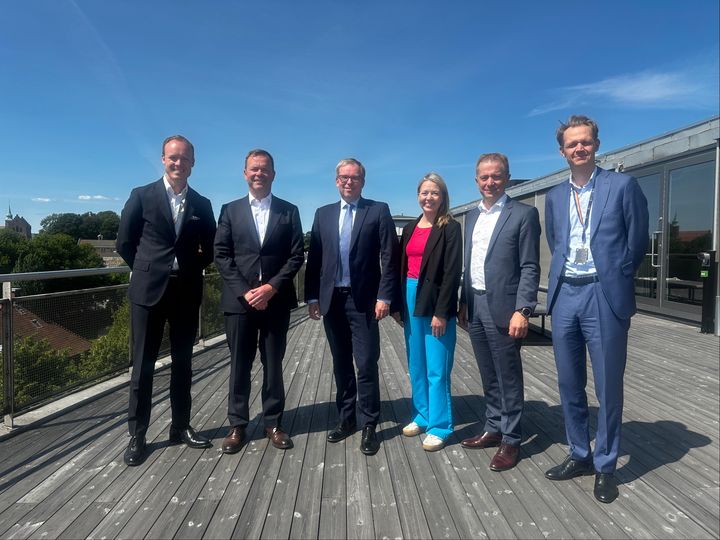 Fra undertegnelsen av avtalen mellom Hydro og Innovasjon Norge. Fra venstre: Jonathan Sørbye, direktør for eksport i Innovasjon Norge, Eivind Kallevik, konsernsjef i Hydro, Håkon Haugli, adm.dir. i Innovasjon Norge, Eva Camerer direktør for eksport og Invest in Norway i Innovasjon Norge, Gustav Saastad leder for samfunnskontakt, og Andreas Willersrud, rådgiver i Hydro.