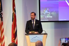 Kronprins Haakon på talerstolen i Norway House.