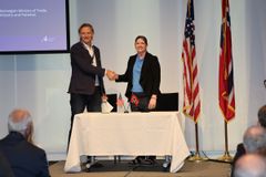 Geir Arnhoff, CEO i Dossier Solutions, signerte avtale med Denise L. Rismeyer fra Mayo Clinic.