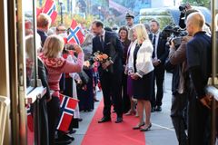 Kronprins Haakon ankommer Norway House i Minneapolis.