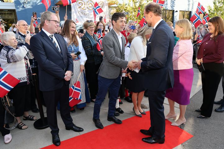 Kronprins Haakon hilser på ordfører i Minneapolis, Jacob Lawrence Frey, og administrerende direktør i Innovasjon Norge, Håkon Haugli, sammen med ambassadør Anniken Huitfeldt og næringsminister Cecilie Myrseth.
