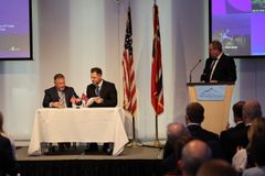 Avtalesignering mellom Storm Adapt Group, ved grunnlegger Andreas Rist, og General Motors Defense (til venstre) ved Mr Bradley Watters, leder for International Government Solutions and Strategy.