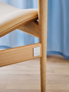 Made in Norway-logoen på en norskprodusert stol.