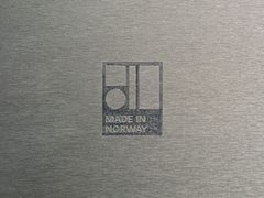 Metallplate med "Made in Norway"-merke inngravert.