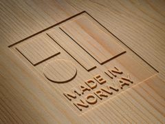 Lik kan Made in Norway-logoen se ut presset inn i treverk.