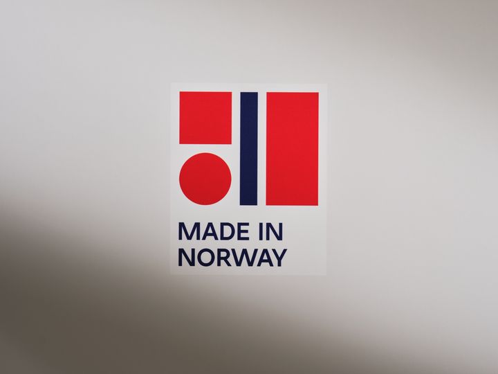 "Logo med teksten 'Made in Norway' under røde og blå geometriske former."