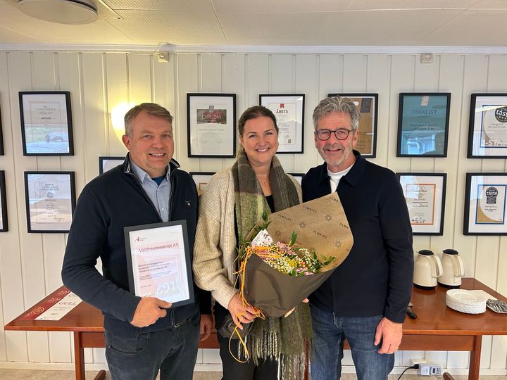 Prisvinnerne Jørn og Turid Wangensten fra Valdresmeieriet sammen med regiondirektør for Innovasjon Norge Innlandet, Sverre Bjørnstad.