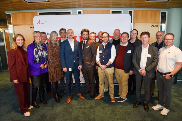 Gruppebilde av alle klyngelenderne samt representanter for Nærings- og fiskeridepartementet og Innovasjon Norge.