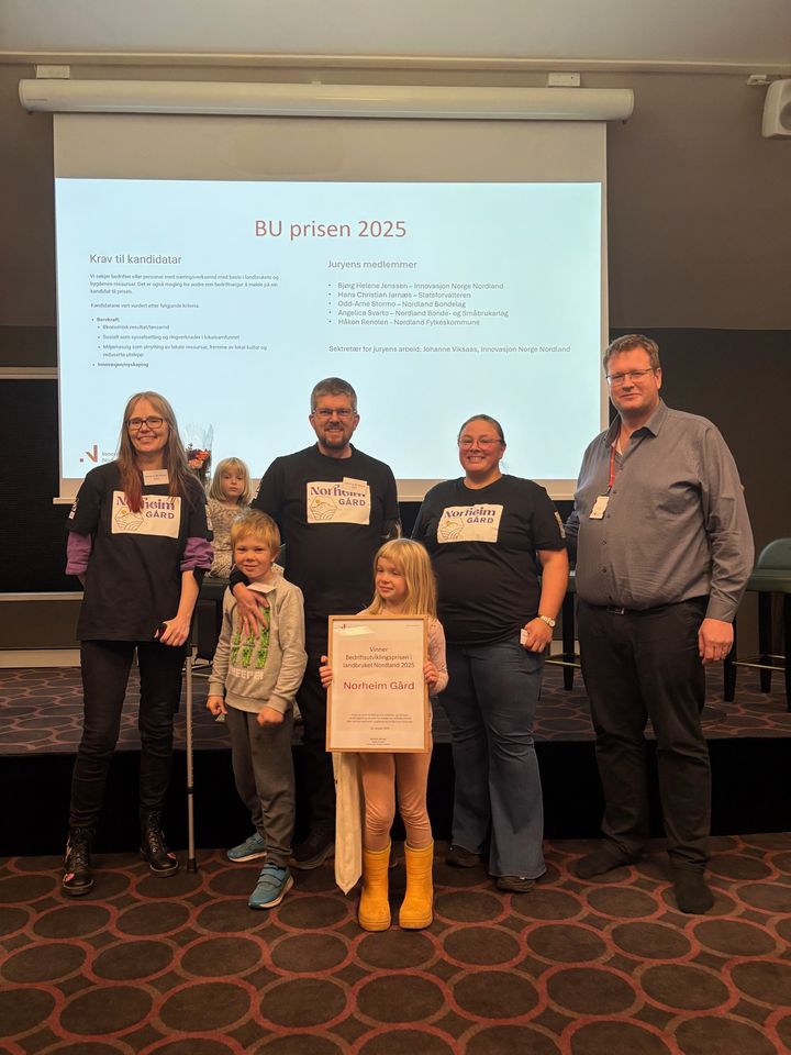 Prisvinnerne Anna og Kristian Green-Hultgren sammen med barna  Ruth(5), Rannveig(6) og Konrad(8), i tillegg til ansatte Nancy Schulzki. Morten Benjaminsen fra Innovasjon Norge er også med på bildet.