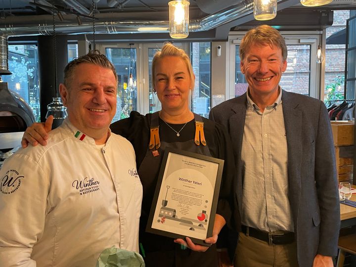 Prisvinner Siri Helen Winther med yster Davide Buono til venstre og Olav Ingebjørn Moe fra Innovasjon Norge til høyre.