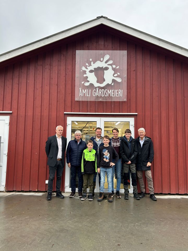 Hans Fredrik Tangen, ordfører i Åmli kommune, Arne Thomassen, fylkesordfører i Agder, Arno, Selma og Espen Landman, Sveinung Hovstad, regiondirektør Innovasjon Norge Agder. Foran fra venstre Bjarne og Einar Landman.