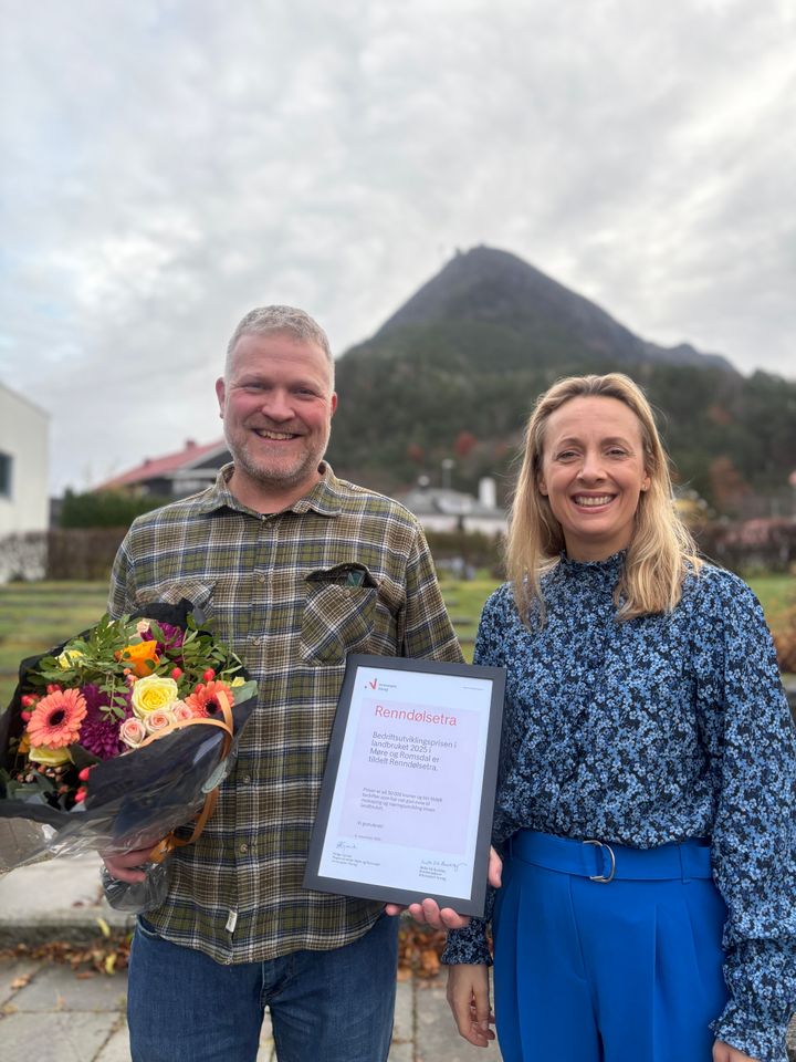 Prisvinnar Eystein Opdøl mottok prisen frå Mari Klokk Leite frå Innovasjon Norge.