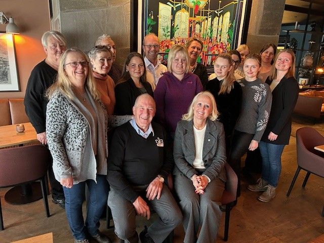 Gründer Ingulf Galåen sammen med kona Gunn Brønnum til venstre for seg og leder av hovedutvalg næring og industri i Trøndelag Fylkeskommune Ingvill Dalseg til høyre. Bak står ansatte i bedriften, samt Innovasjon Norges regiondirektør i Trøndelag Vigdis Harsvik.