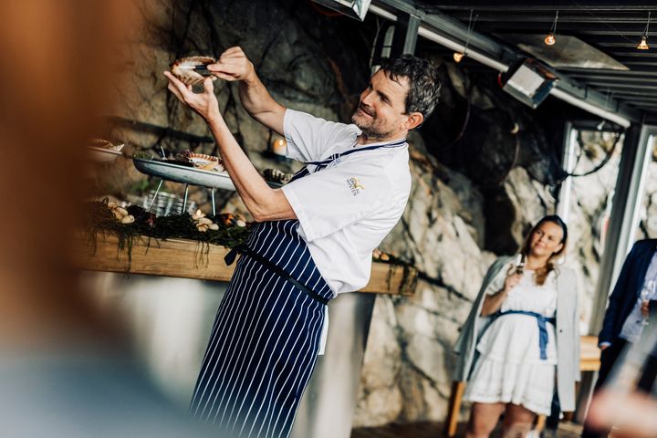 Kokk som forbereder sjømat på Cornelius restaurant