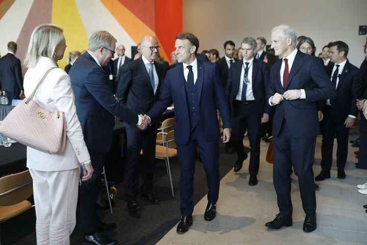 Macron smiler og håndhilser på Haugli