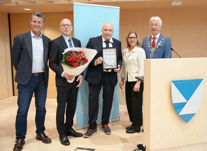 Fra venstre: Rolf Sørland - avdelingsleiar Innovasjon Norge Vestland, Rune Egil Myklebust - styreleiar i Oldedalen Skyss AS, Rogeir Haugen - dagleg leiar i Oldedalen Skyss AS, Siv Merete Skorpen - konstituert regiondirektør Innovasjon Norge Vestland, Jon Askeland - fylkesordførar i Vestland fylkeskommune.