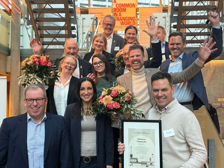 Brødrene Freberg og de andre finalistene til Bedriftsutviklingsprisen i landbruket, sammen med statssekretær i Landbruks- og matdepartementet Hanne-Berit Brekken og administrerende direktør i Innovasjon Norge, Håkon Haugli