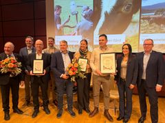 Brødrene Freberg og de andre finalistene til Bedriftsutviklingsprisen i landbruket, sammen med statssekretær i Landbruks- og matdepartementet Hanne-Berit Brekken og administrerende direktør i Innovasjon Norge, Håkon Haugli