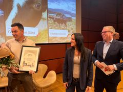 Brødrene Freberg tar i mot prisen fra statssekretær i Landbruks- og matdepartementet Hanne-Berit Brekken og administrerende direktør i Innovasjon Norge, Håkon Haugli