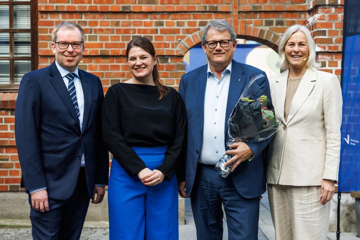Fjorårets vinner, CEO i Jotun, Morten Fon, som i år er i juryen. Her sammen med adm. dir. i Innovasjon Norge, Håkon Haugli, næringsminister Cecilie Myrseth og CEO i Eksfin, Tone Lunde Bakker.