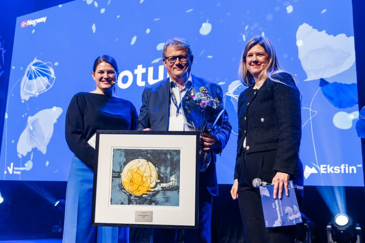 Morten Fon smiler med blomster i hånden