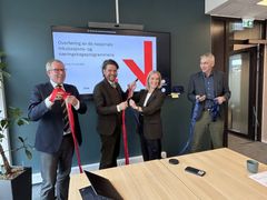 Bilde av snorklipping for næringshagene og inkubatorene, der rødt på båndet representerer Innovasjon Norge og blått representerer Siva. På bildet står administrerende direktør Håkon Haugli i Innovasjon Norge (f.v.), statssekretær Vegard Grøslie Wennesland i Nærings- og fiskeridepartementet, statssekretær Sigrid Ina Simonsen i Kommunal- og distriktsdepartementet og administrerende direktør Jan Morten Ertsaas i Siva.