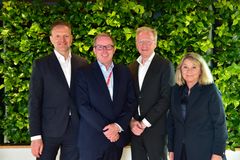 Dei to nye styremedlemmane står saman med styreleiar og administrerande direktør i Innovasjon Noreg foran ein grøn vegg med planter. Frå venstre: Jan Erik Kjerpeseth, Håkon Haugli, Ola H. Strand og Monica Mæland.