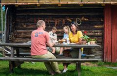 Familie som spiser og drikker på en melkefarm på Tolga