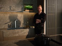 Didrik Dege Dimmen står i et moderne kjøkken med armene i kors.