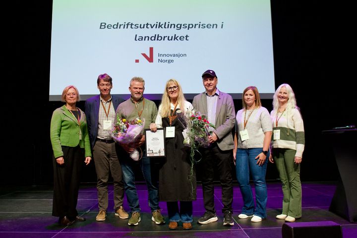 Fra venstre: Tyra Risnes (Østfold fylkeskommune), Olav Moe (Innovasjon Norge), prisvinnerne Kjartan Dahl og Marianne Høitomt Dahl, Saxe Frøshaug (ordfører Indre Østfold), Ida Henriette Stordal (Østfold Bondelag) og Benedicte Lund (Østfold Bonde- og Småbrukerlag)